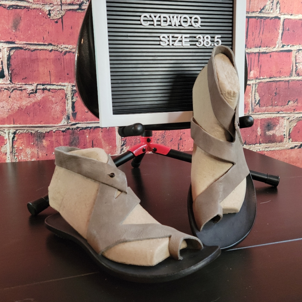 Cydwoq Unique Handmade Leather Sandals